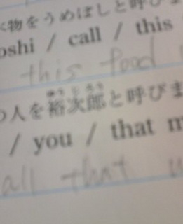 ��[����[